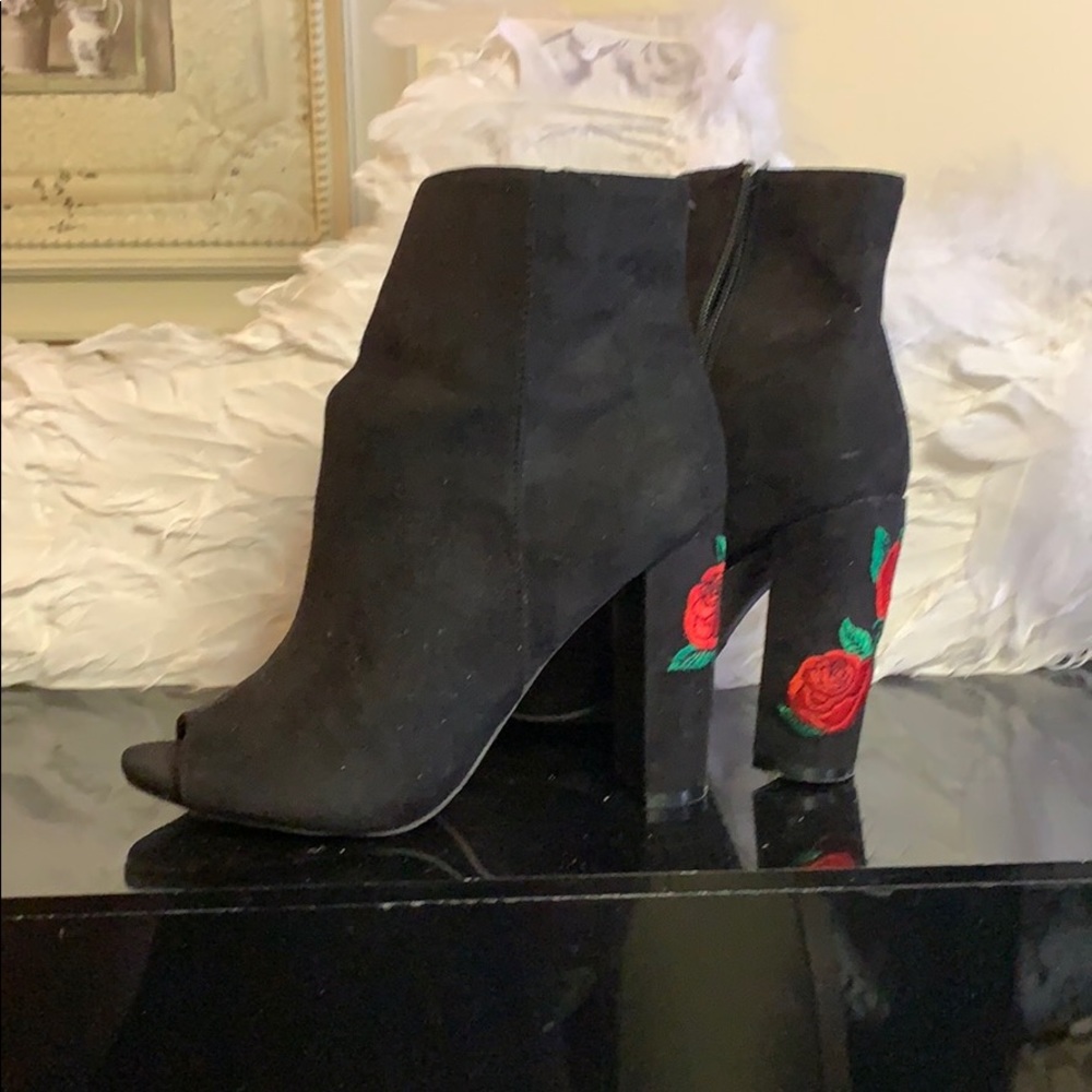 Black peak toe high-heeled booty